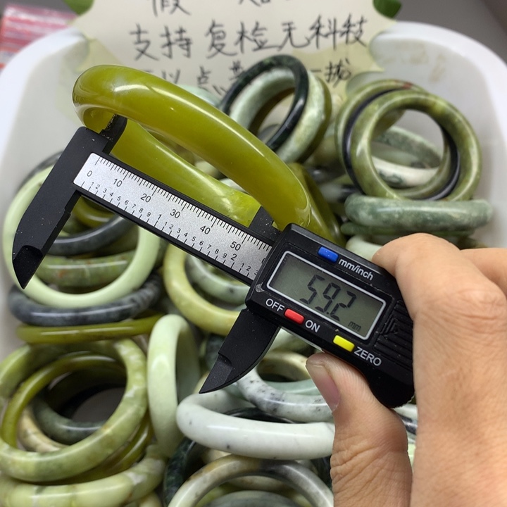 蛇纹石玉未镶嵌手镯9