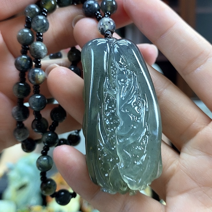 蛇纹石玉未镶嵌颈饰