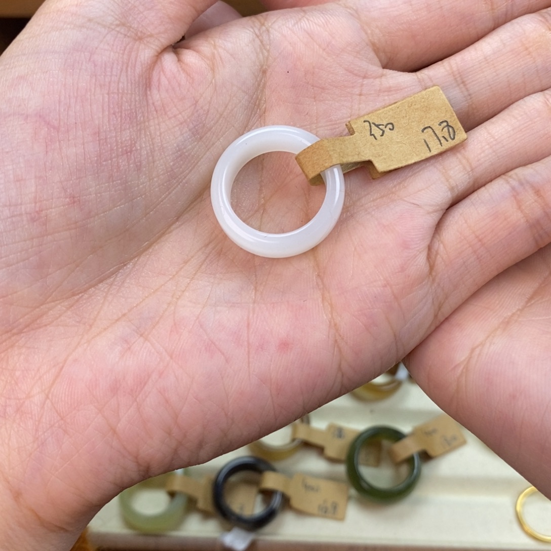 小***麻和田玉未镶嵌颈饰