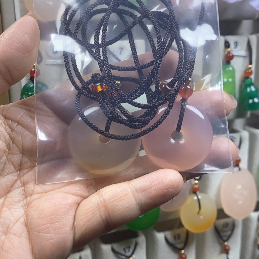 颈饰未镶嵌石英质玉（金丝玉）?****