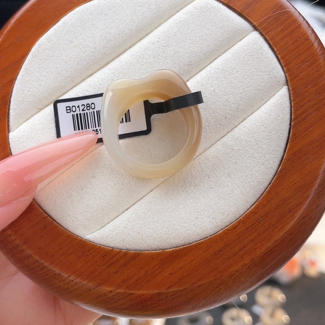 和田玉未镶嵌戒指l6。浅糖拼白猫耳。17.4。不退换