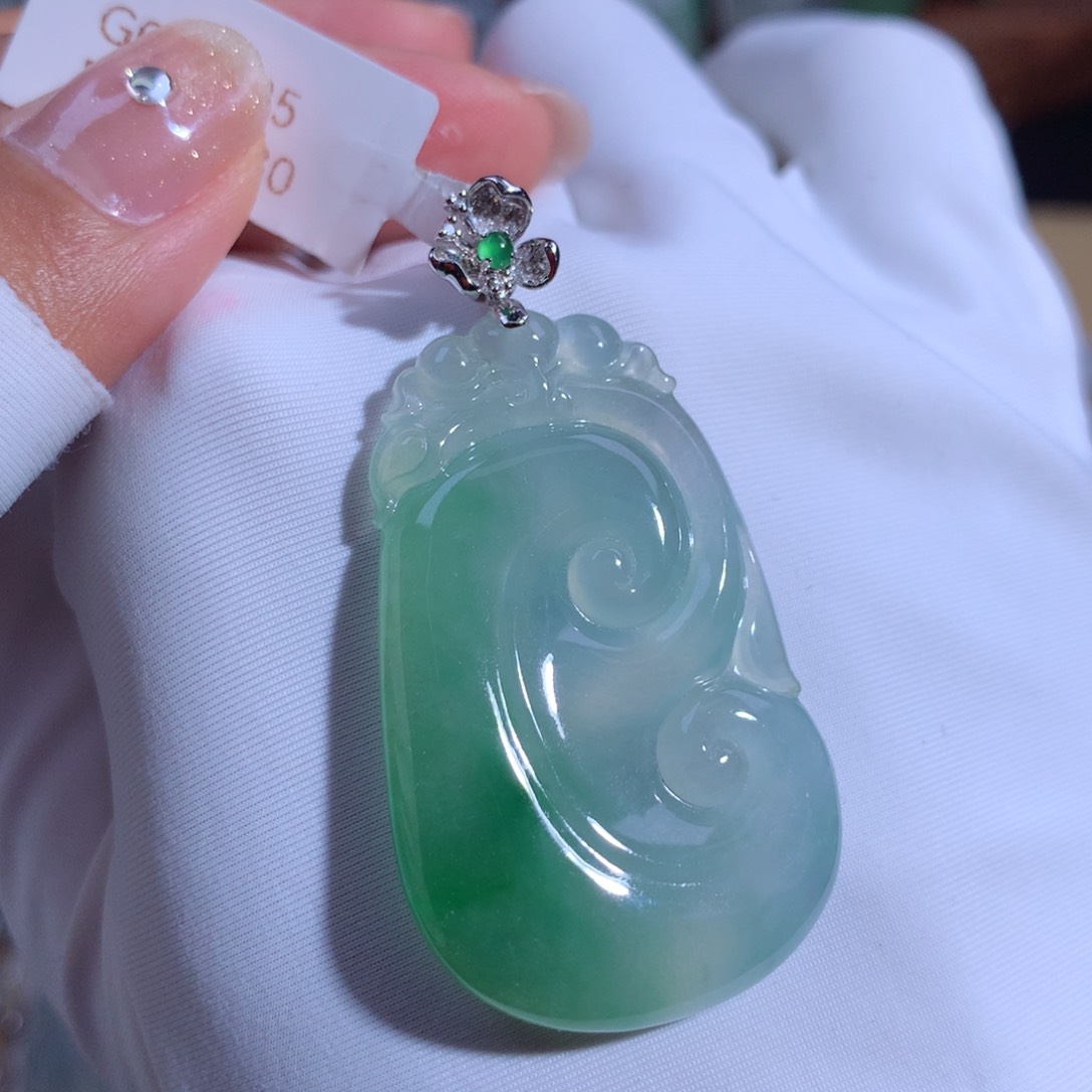 翡翠颈饰18K金镶嵌如意