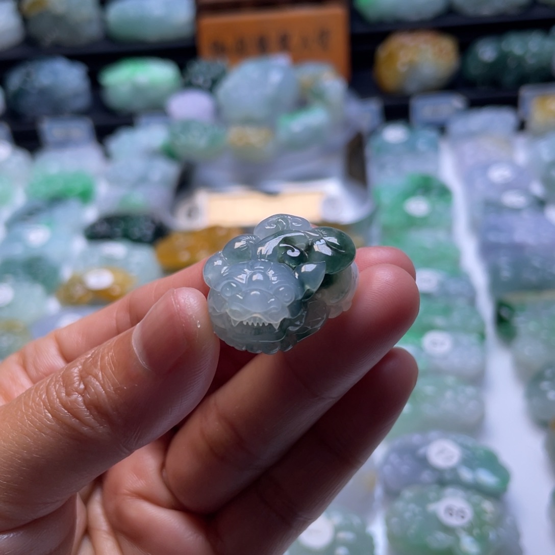 翡翠颈饰未镶嵌貔貅