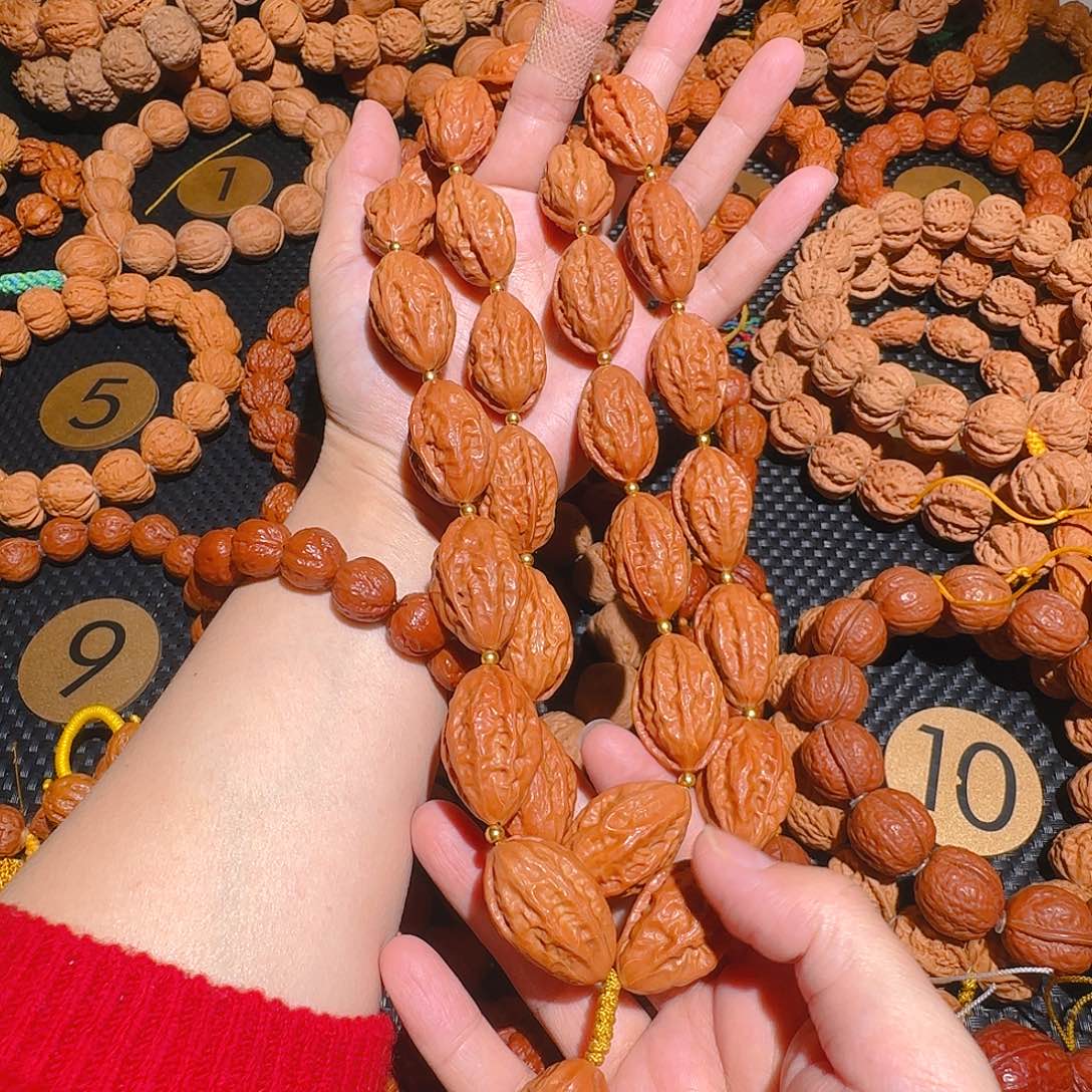 文玩核桃吊坠绣花鞋