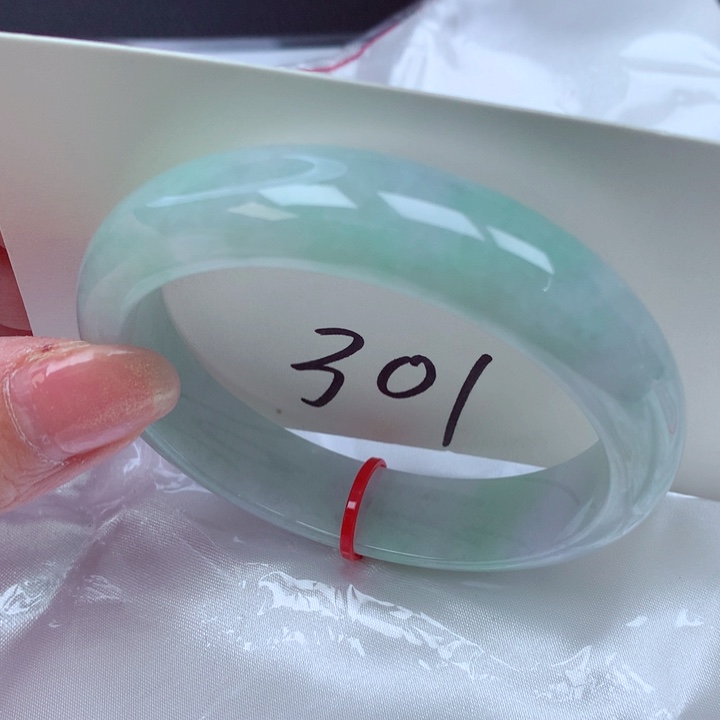 翡翠手镯未镶嵌翡翠