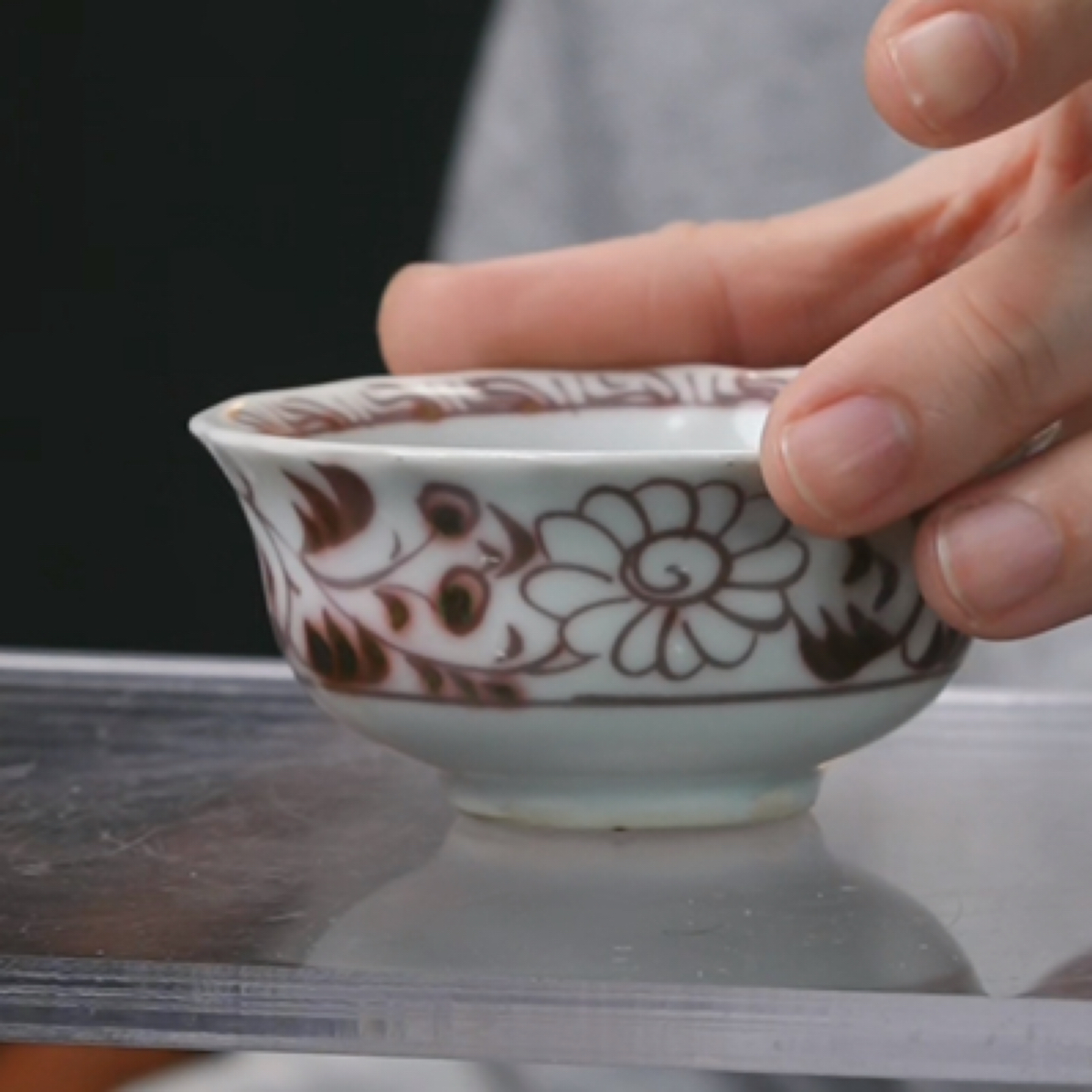 D釉里红蝶恋花纹花口杯