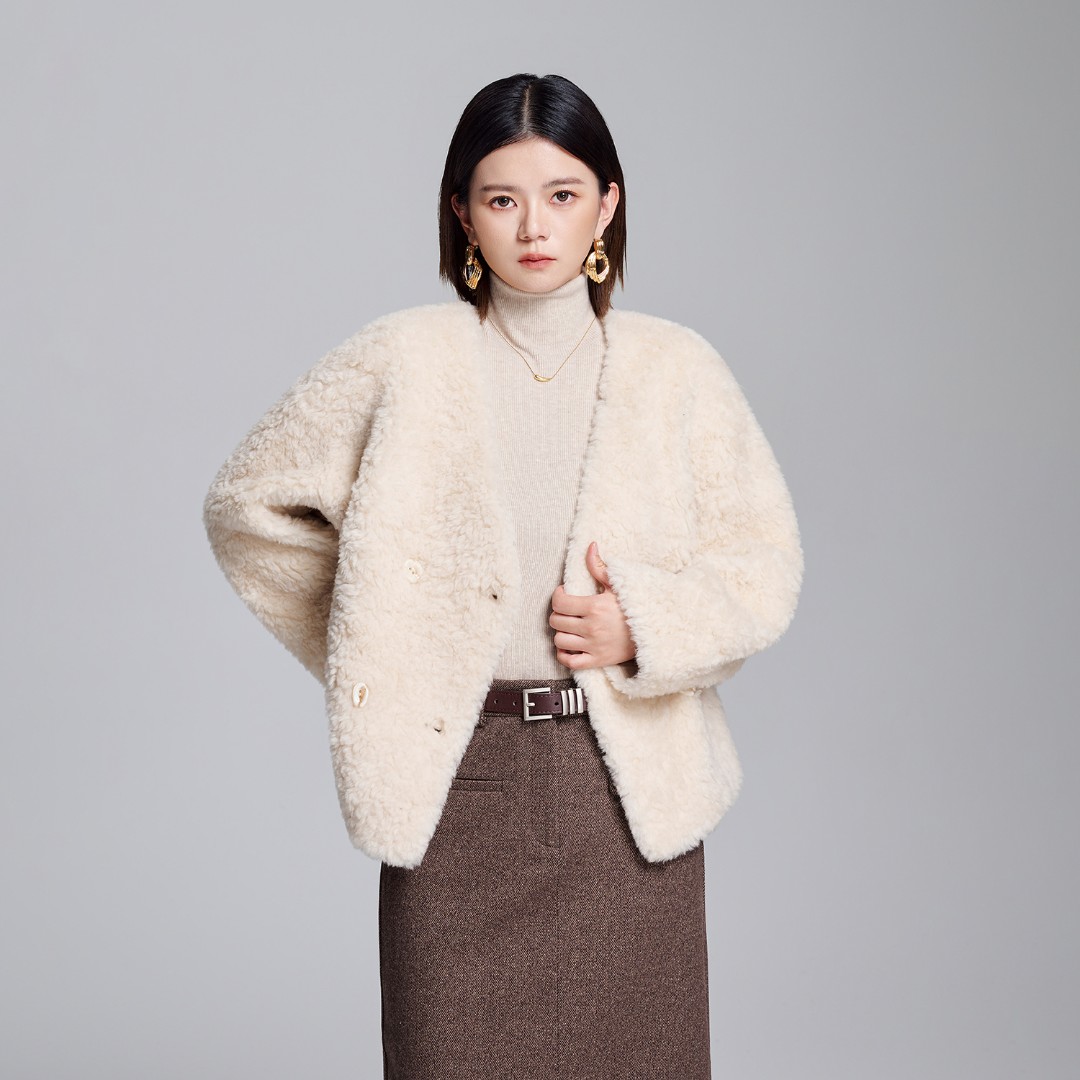 晶选【暗绒格调】慵懒风短款系扣女圆领V领短外套轻奢设计师小香风