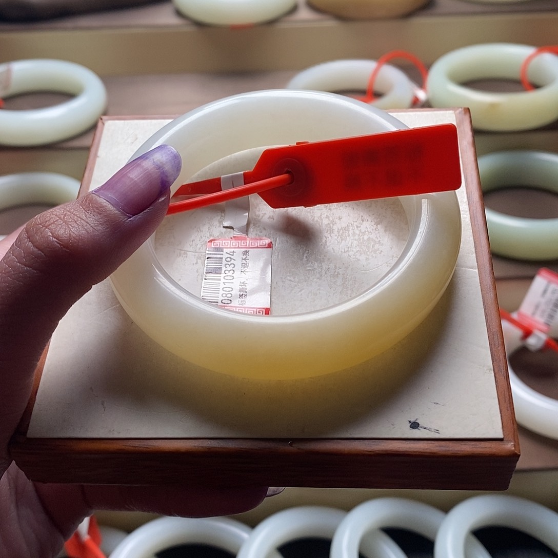 和田玉手镯未镶嵌添**贝