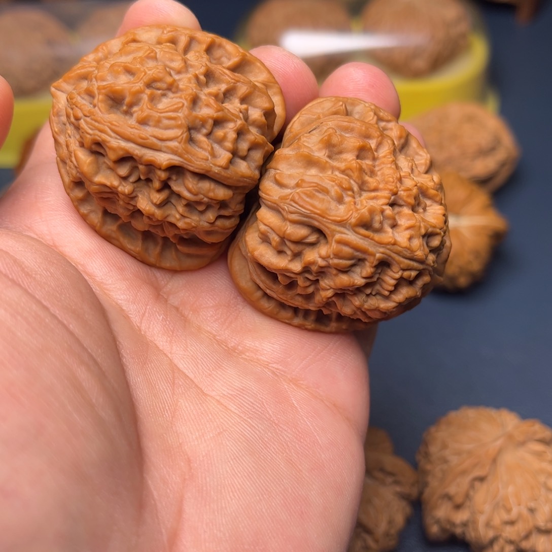 文玩核桃吊坠三角白