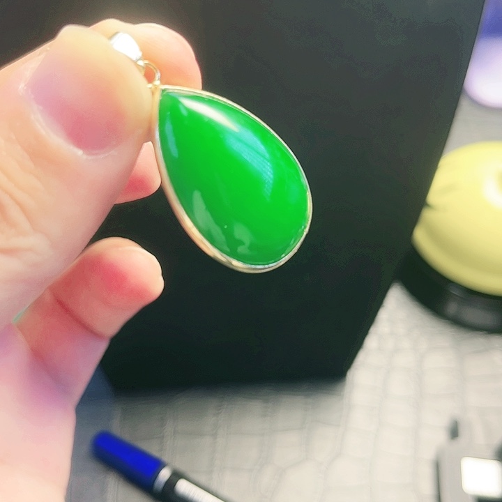 颈饰18K金镶嵌翡翠