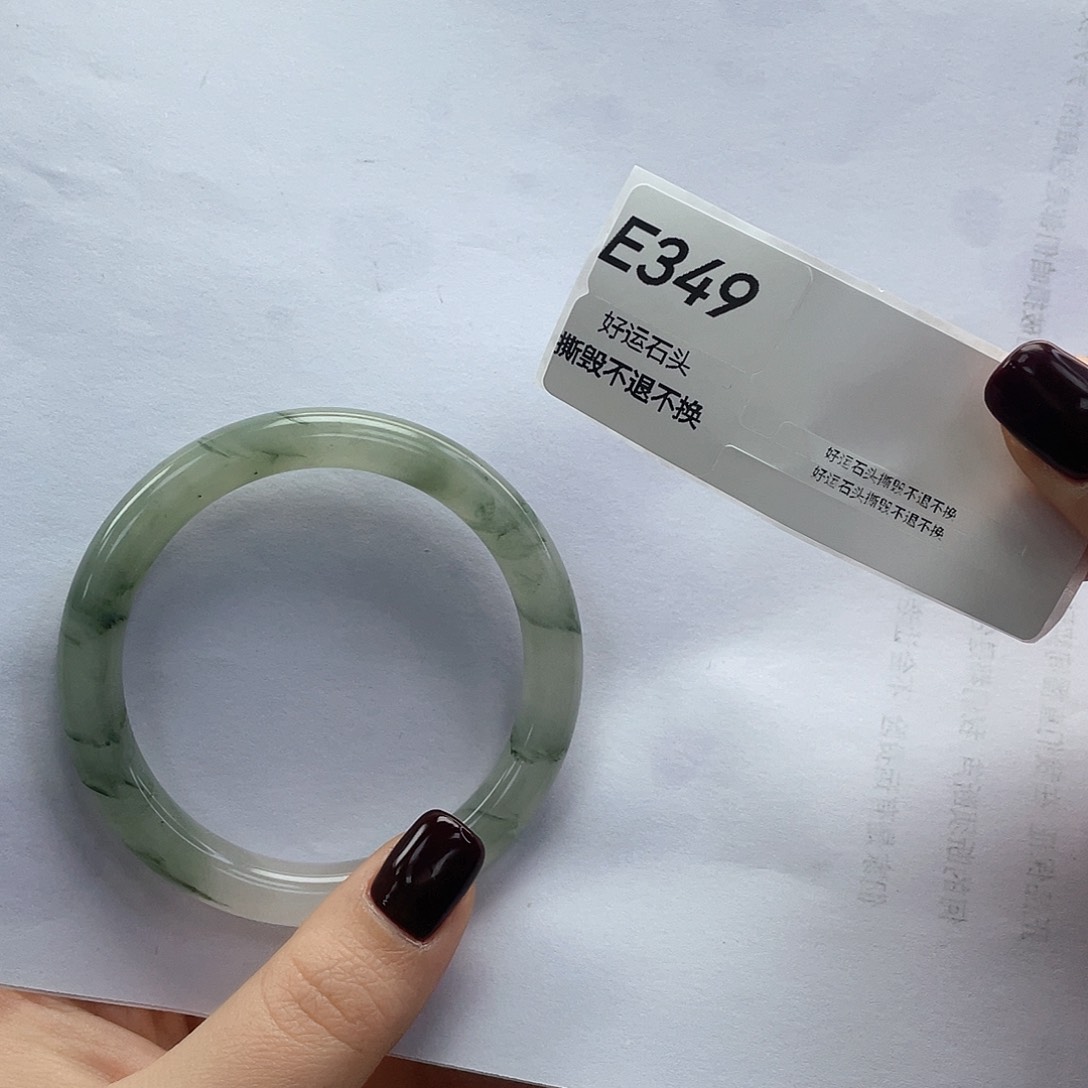 豆***爸石英质玉（天山翠）未镶嵌手镯