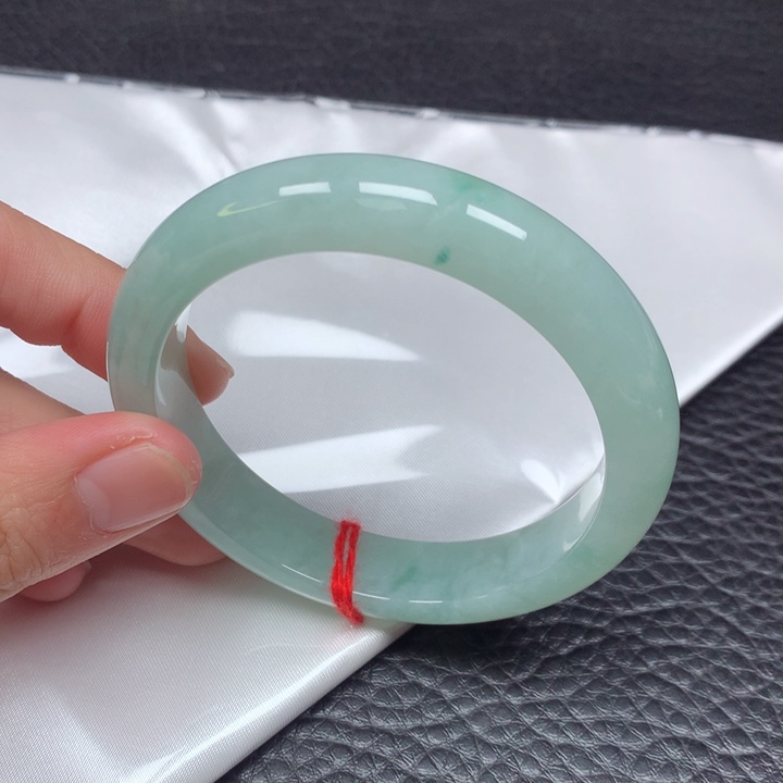 翡翠手镯未镶嵌。