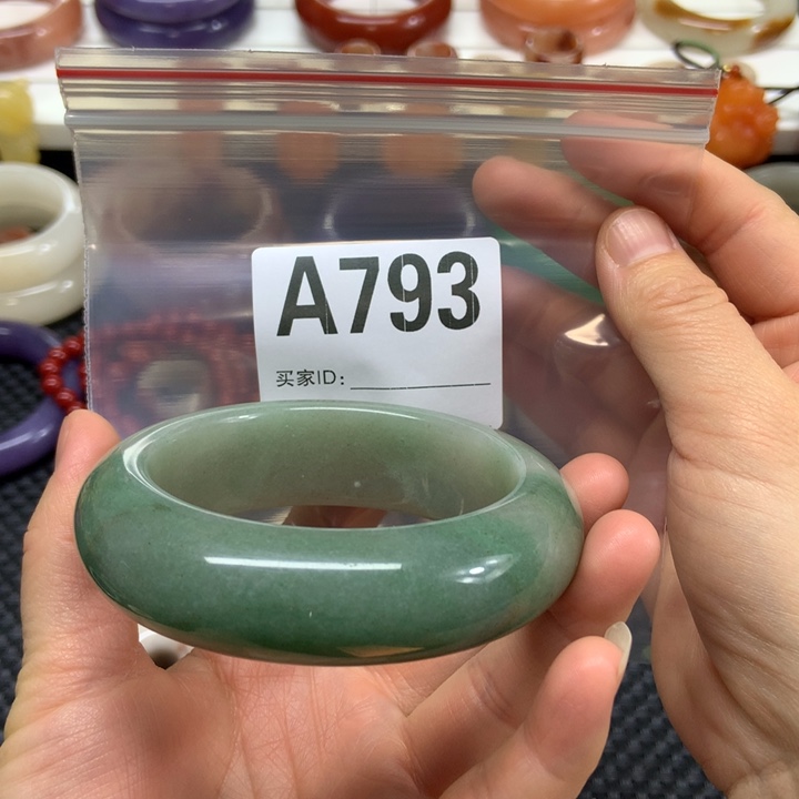 浅***然石英质玉未镶嵌手镯