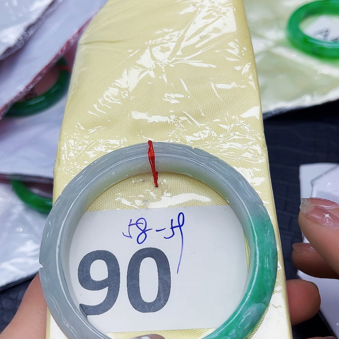 翡翠手镯未镶嵌手镯