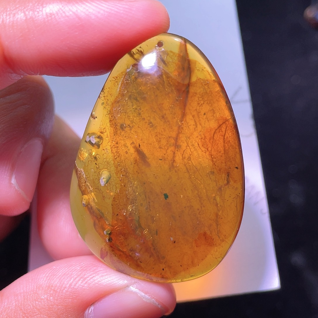 琥珀裸石未镶嵌，