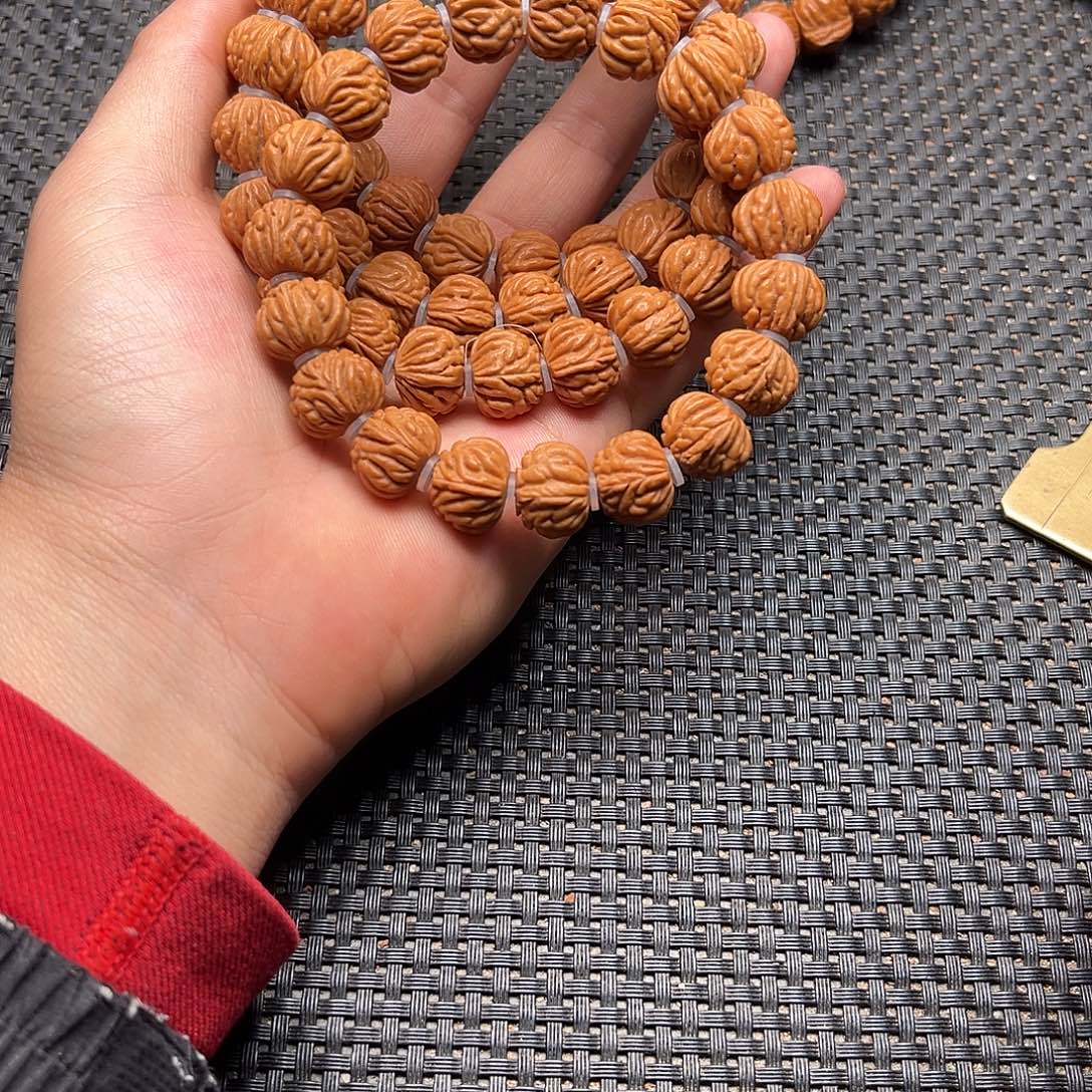 吊坠桃核小金豆手串