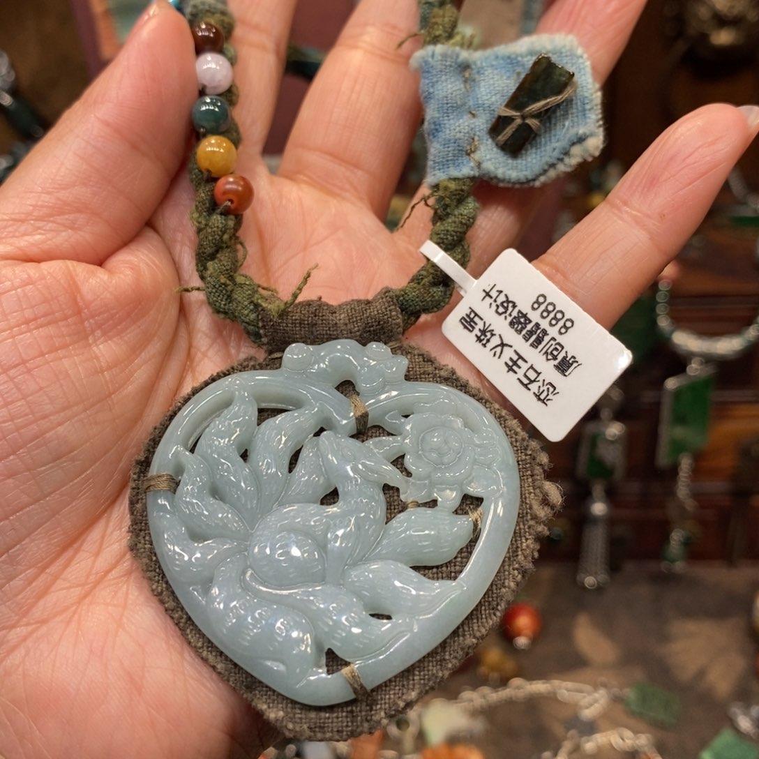 翡翠吊坠(赠链)未镶嵌