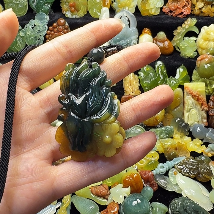 蛇纹石玉未镶嵌颈饰