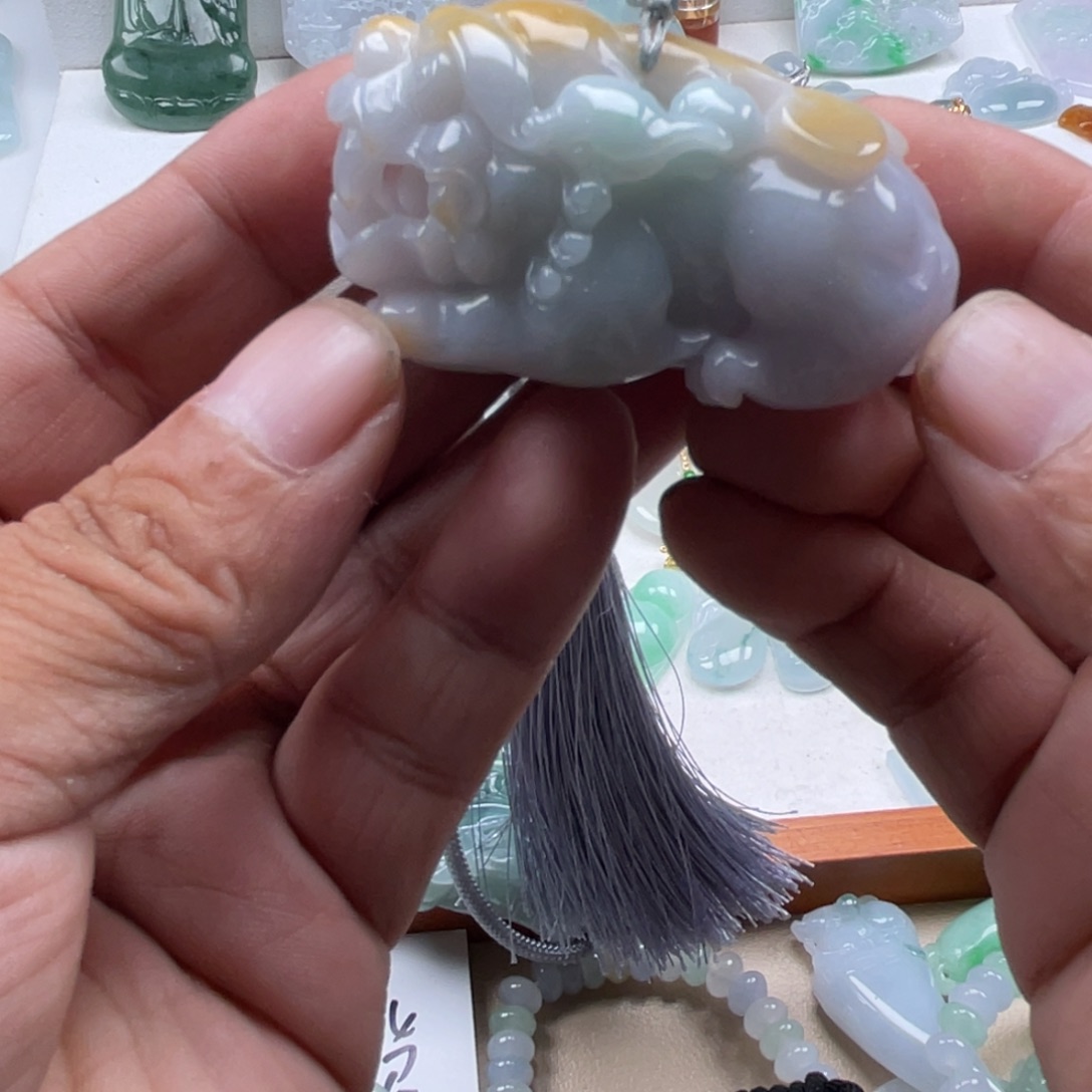 东***虎翡翠未镶嵌颈饰翡翠貔貅