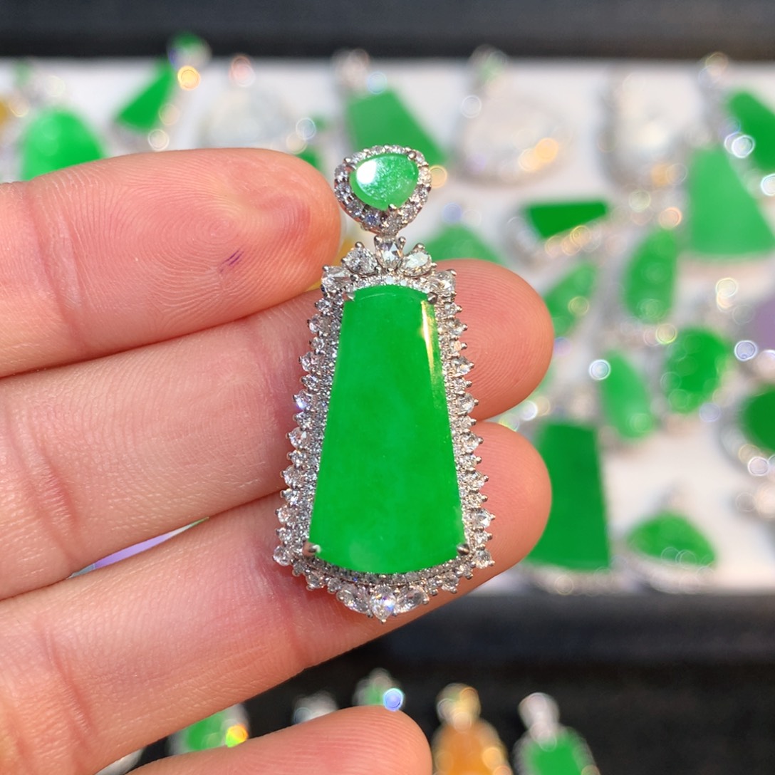 翡翠颈饰18K金镶嵌饼*姐缅甸翡翠