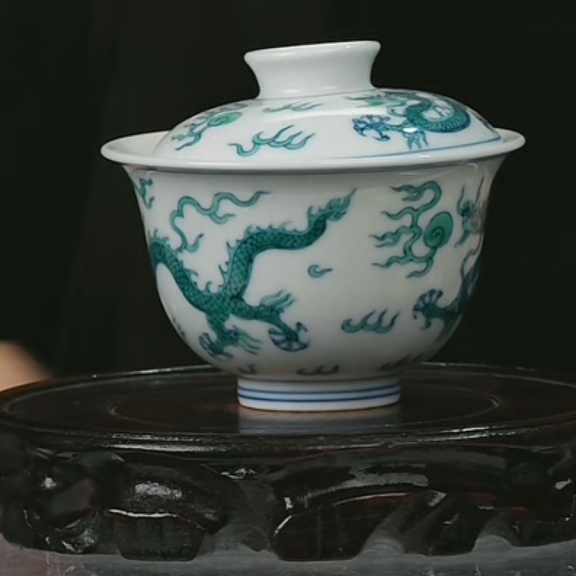 M斗彩双龙戏珠纹盖碗