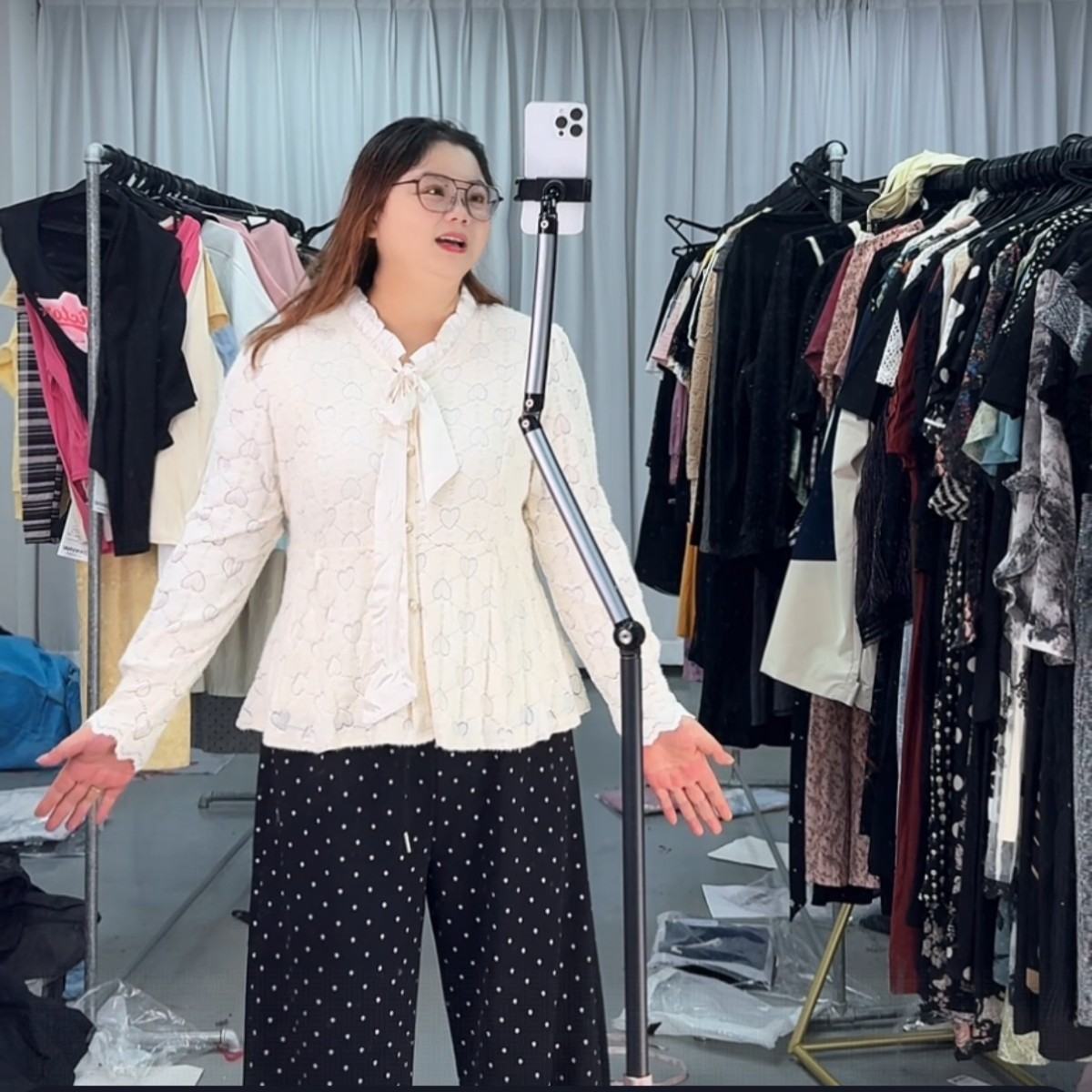 2208（墙）高级感小香时尚秀场风格蕾丝可系带打底外穿上衣