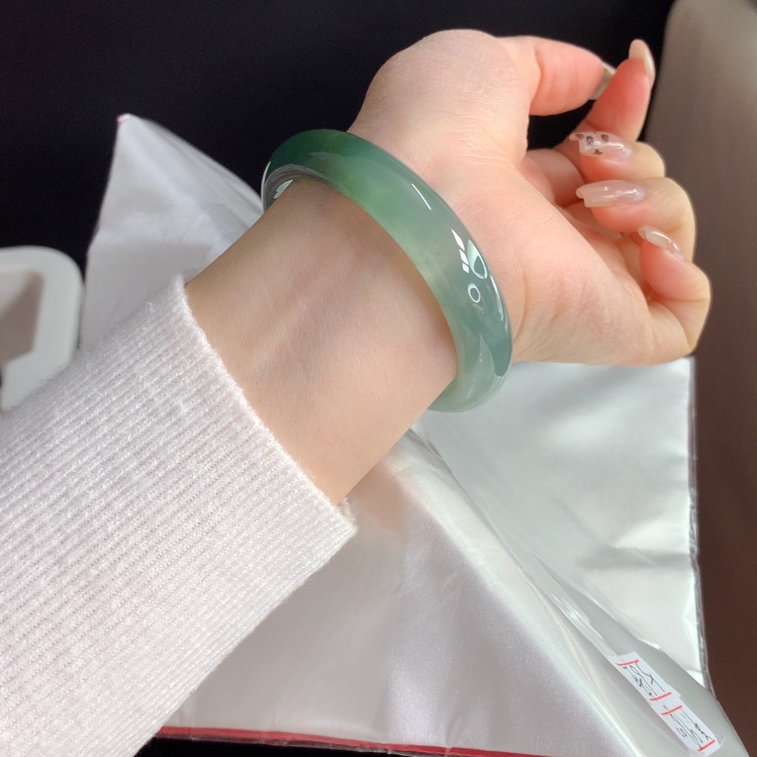 翡翠手镯未镶嵌（28号）（贵妃）正圈53-54可戴