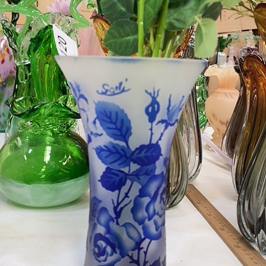 琉璃花瓶高22厘米宽12厘米