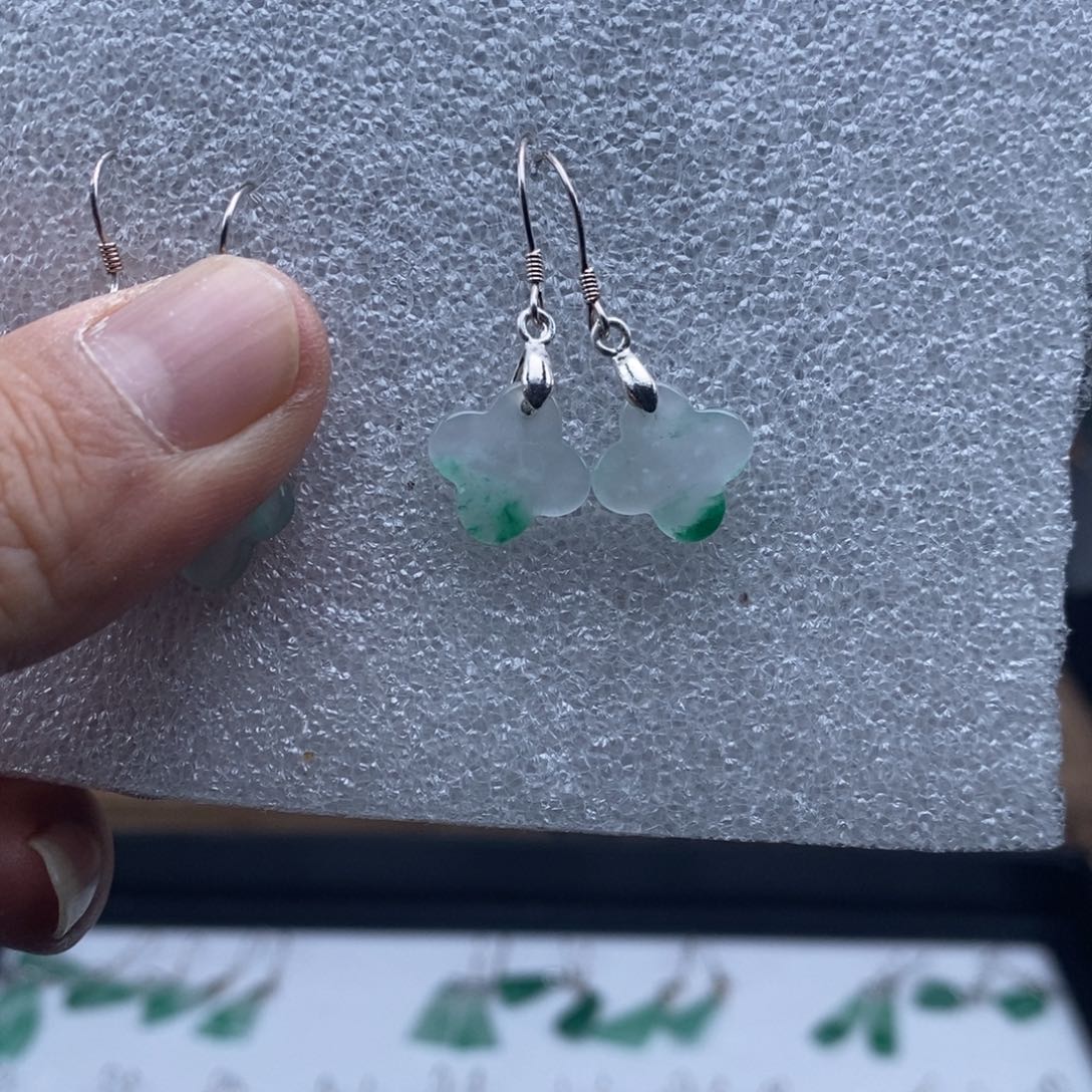 石英质玉（非洲翠）未镶嵌耳钉