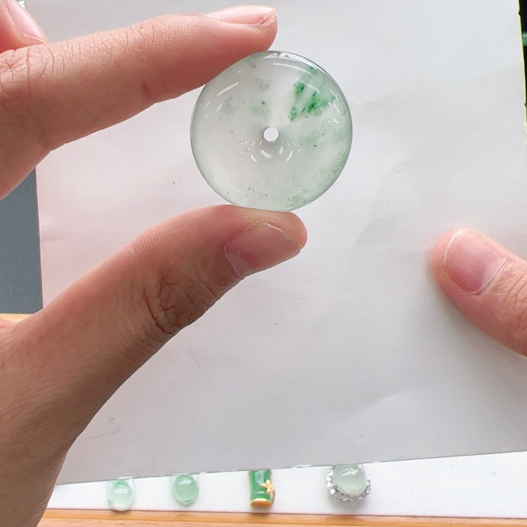 石英质玉未镶嵌颈饰平安扣