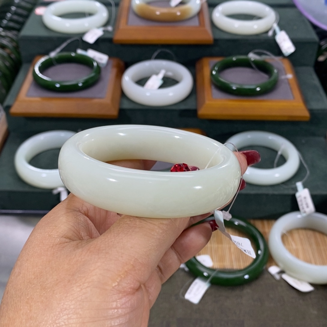 和田玉手镯未镶嵌