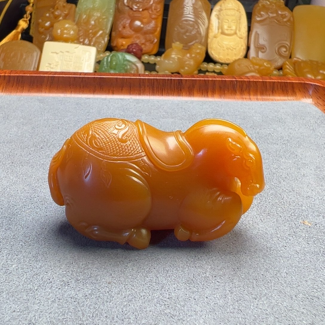 尬***歌石英质玉（缅黄）吊坠未镶嵌