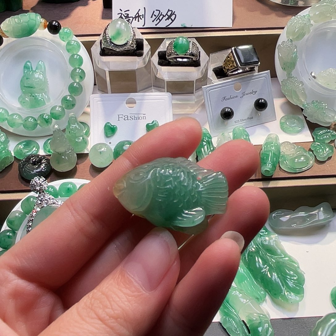 行***揍石英质玉未镶嵌吊坠