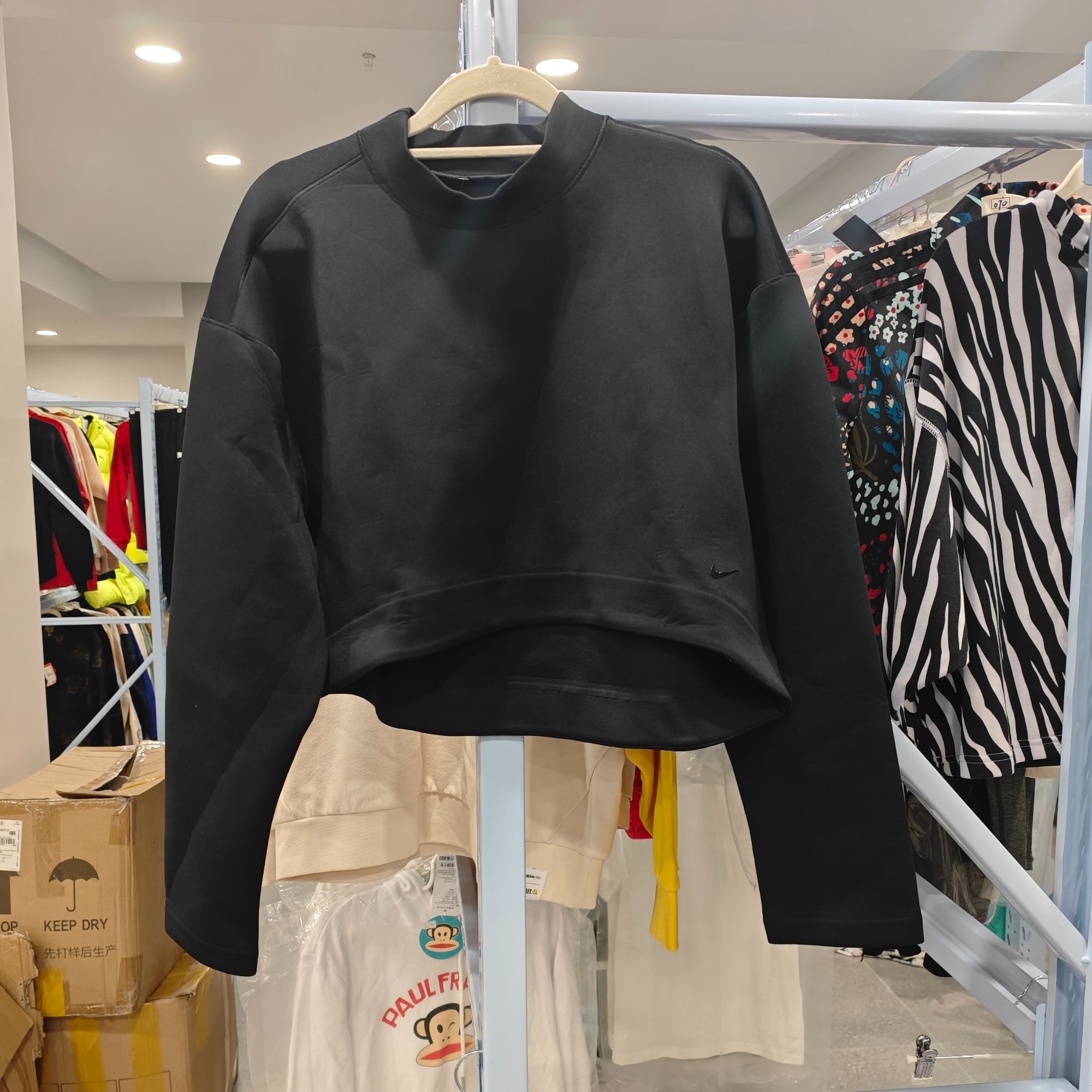 耐克女款运动上衣FN2793-010（134）