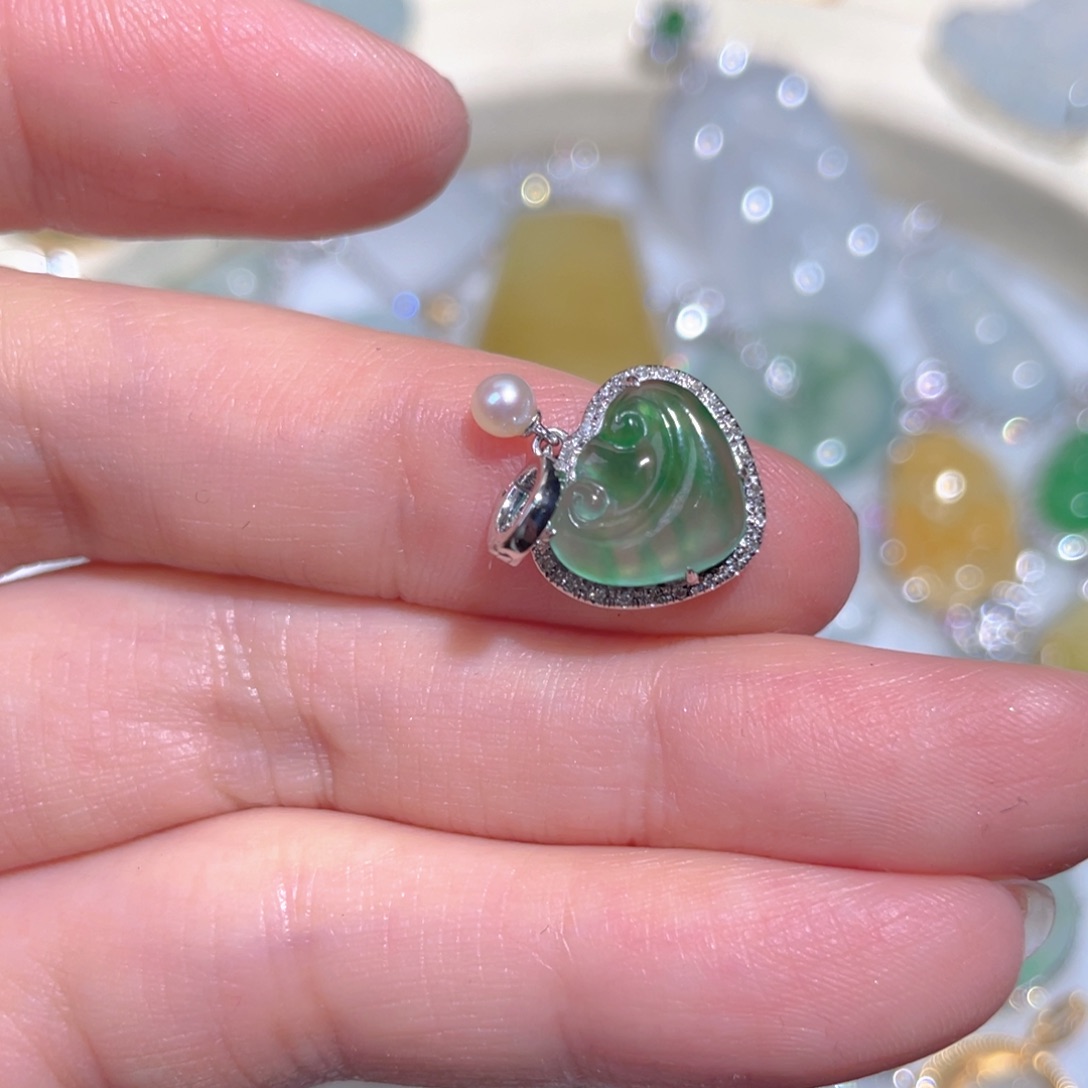 翡翠颈饰18K金镶嵌翡翠