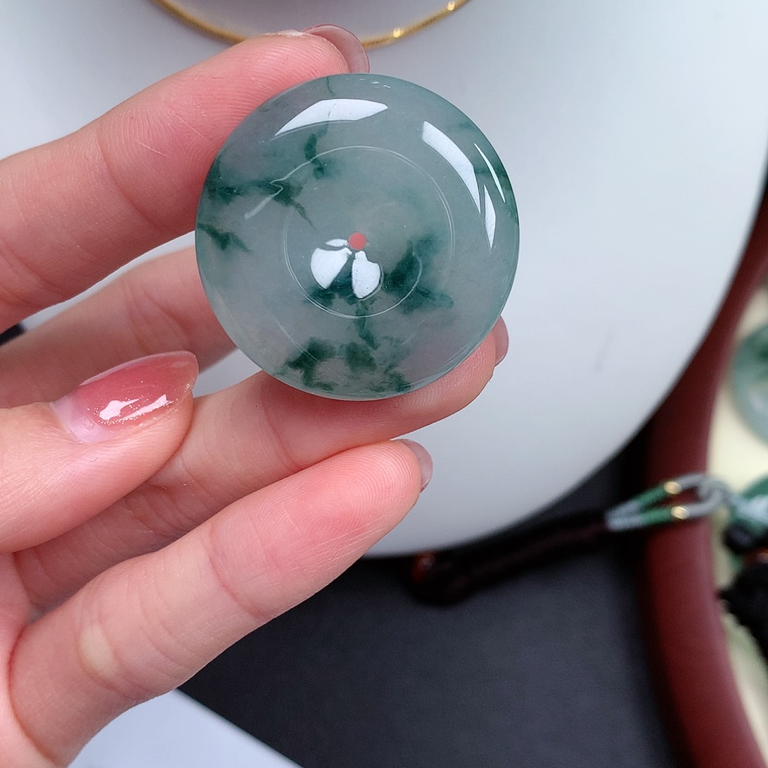 翡翠颈饰未镶嵌平安扣