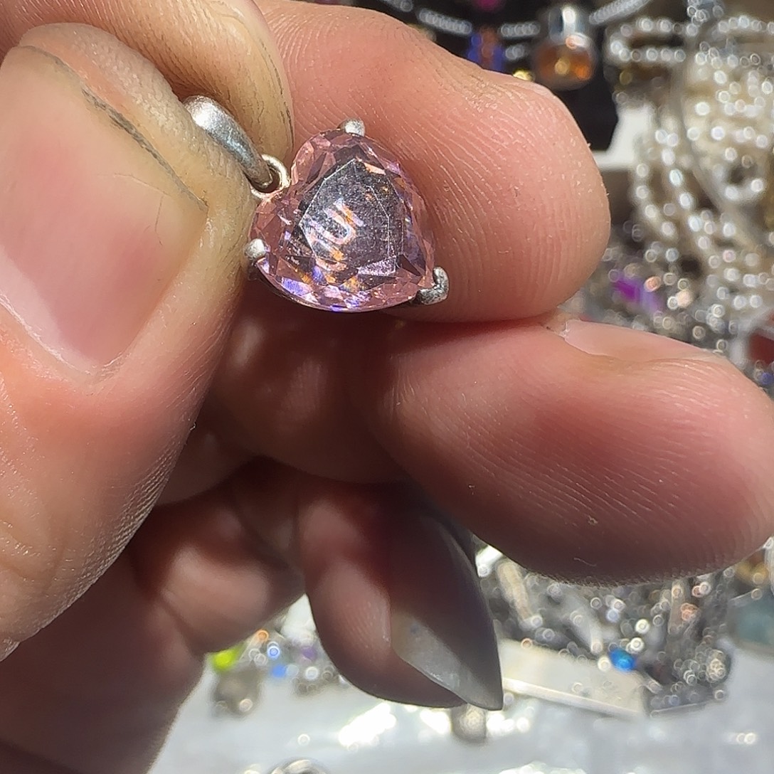 ％***里大理石纯铜吊坠的设计也是