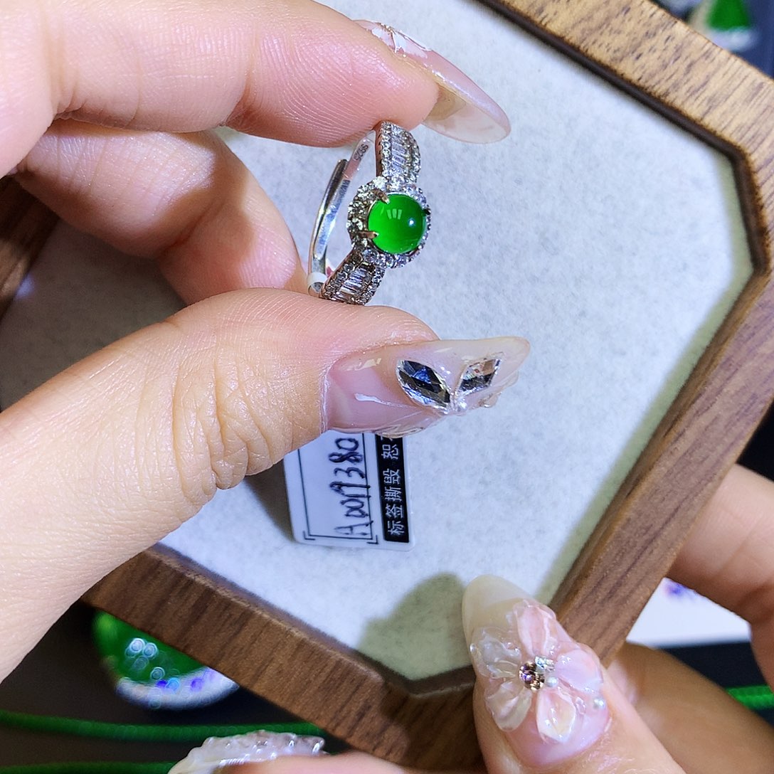 翡翠戒指银S925镶嵌天然翡翠戒指