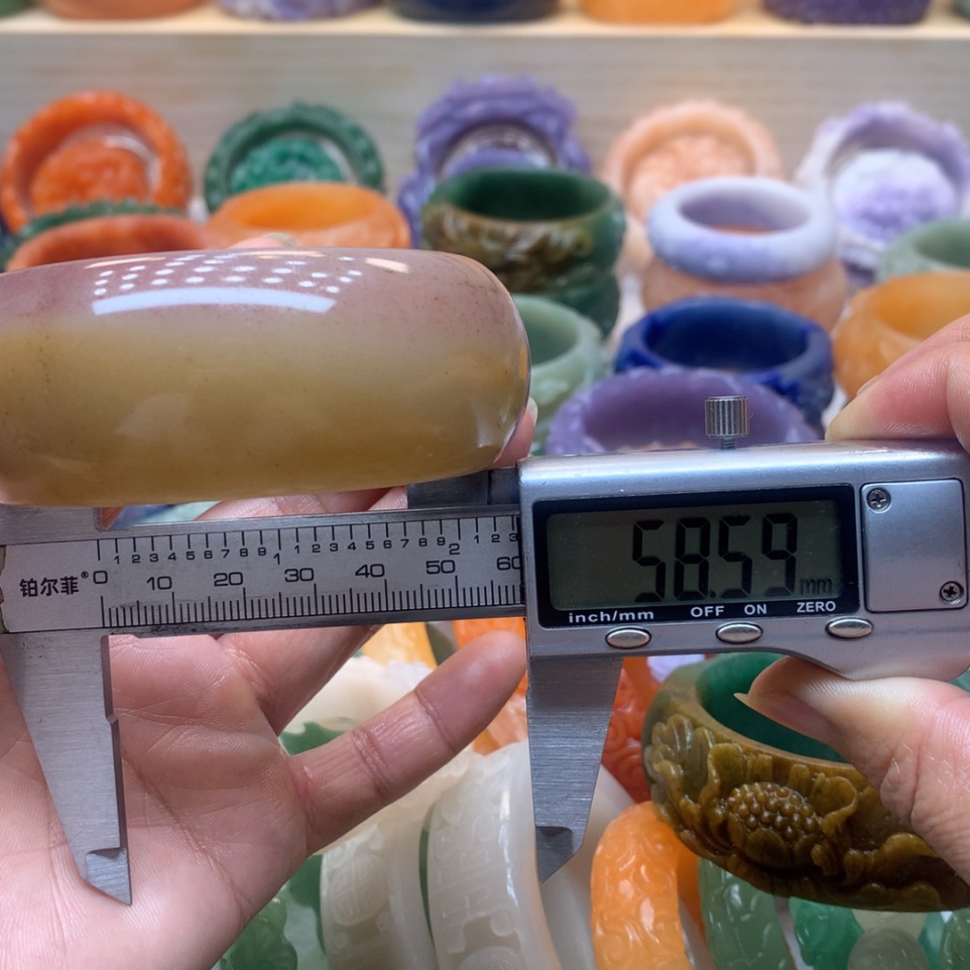 未镶嵌手镯石英质玉