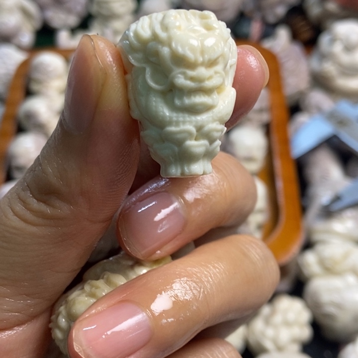 配饰鹿角雕刻一个出