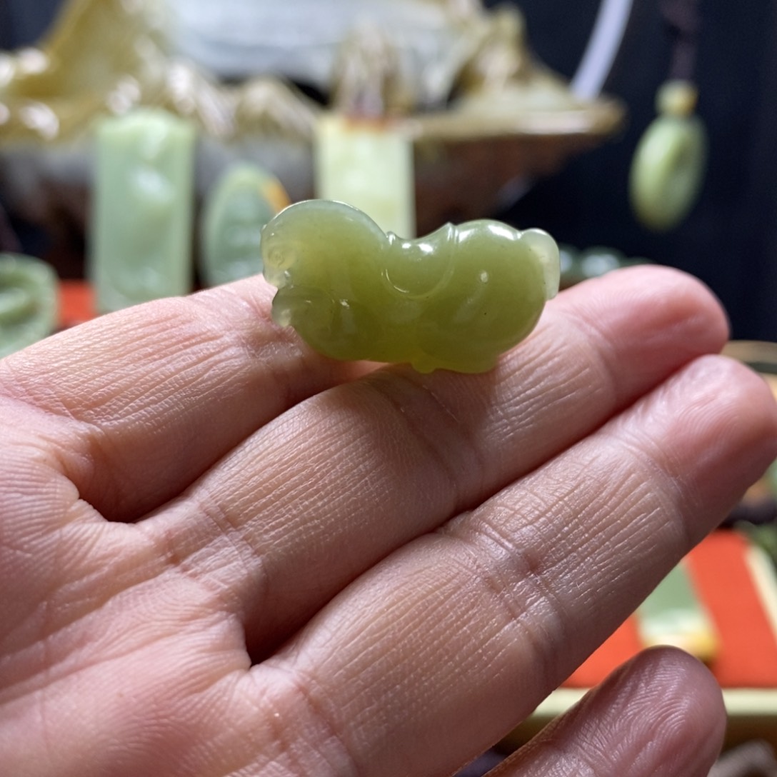 岫岩老玉（透闪石质玉）吊坠未镶嵌