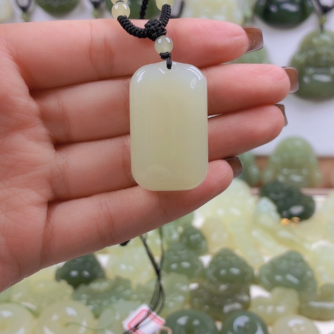 卿***.和田玉未镶嵌颈饰