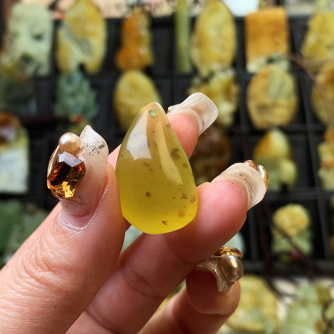 蛇纹石玉颈饰未镶嵌