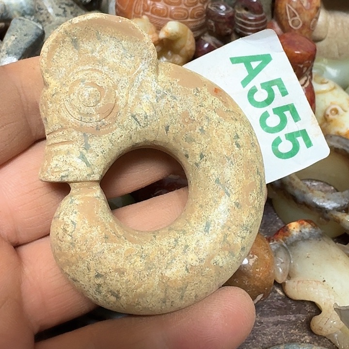 蛇纹石玉颈饰未镶嵌