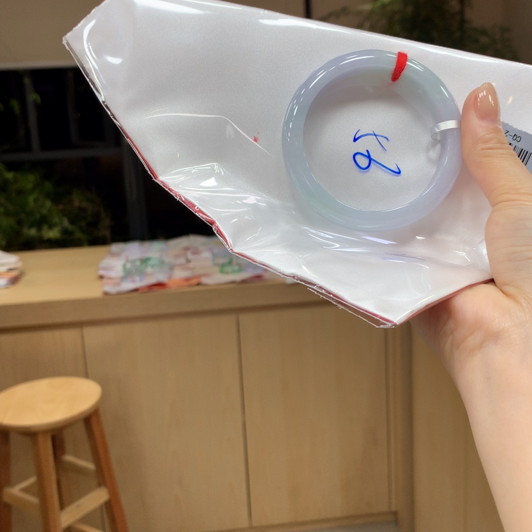 翡翠手镯未镶嵌不退不换