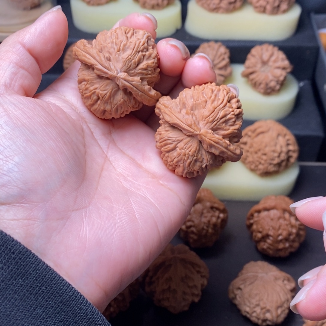 文玩核桃吊坠白狮子