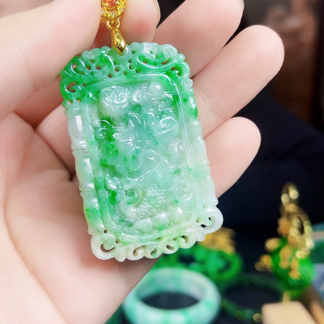 翡翠颈饰未镶嵌吊坠