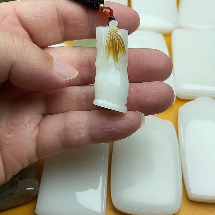 颈饰未镶嵌和田玉（糖玉）