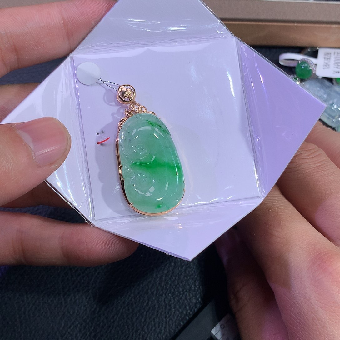 翡翠吊坠(赠链)18K金镶嵌