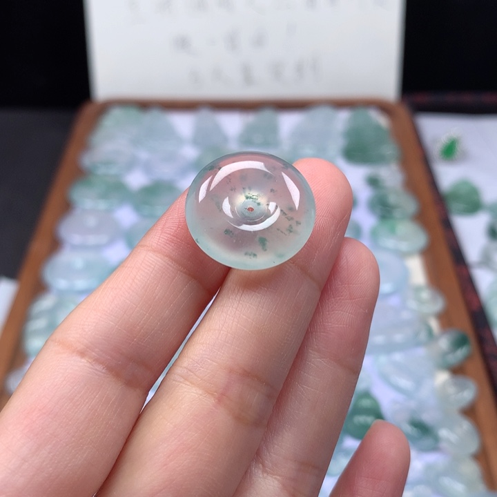 颈饰未镶嵌翡翠冰种飘花肥扣子